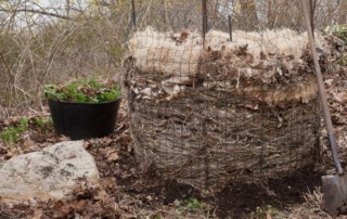 Round wire fence compost bin, Photo (C) Karen Bussolini