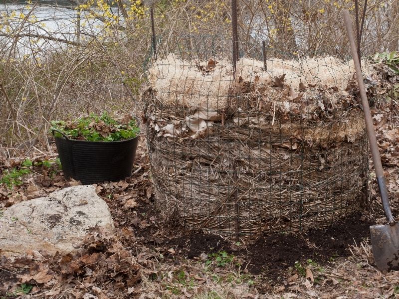 Round wire fence compost bin, Photo (C) Karen Bussolini